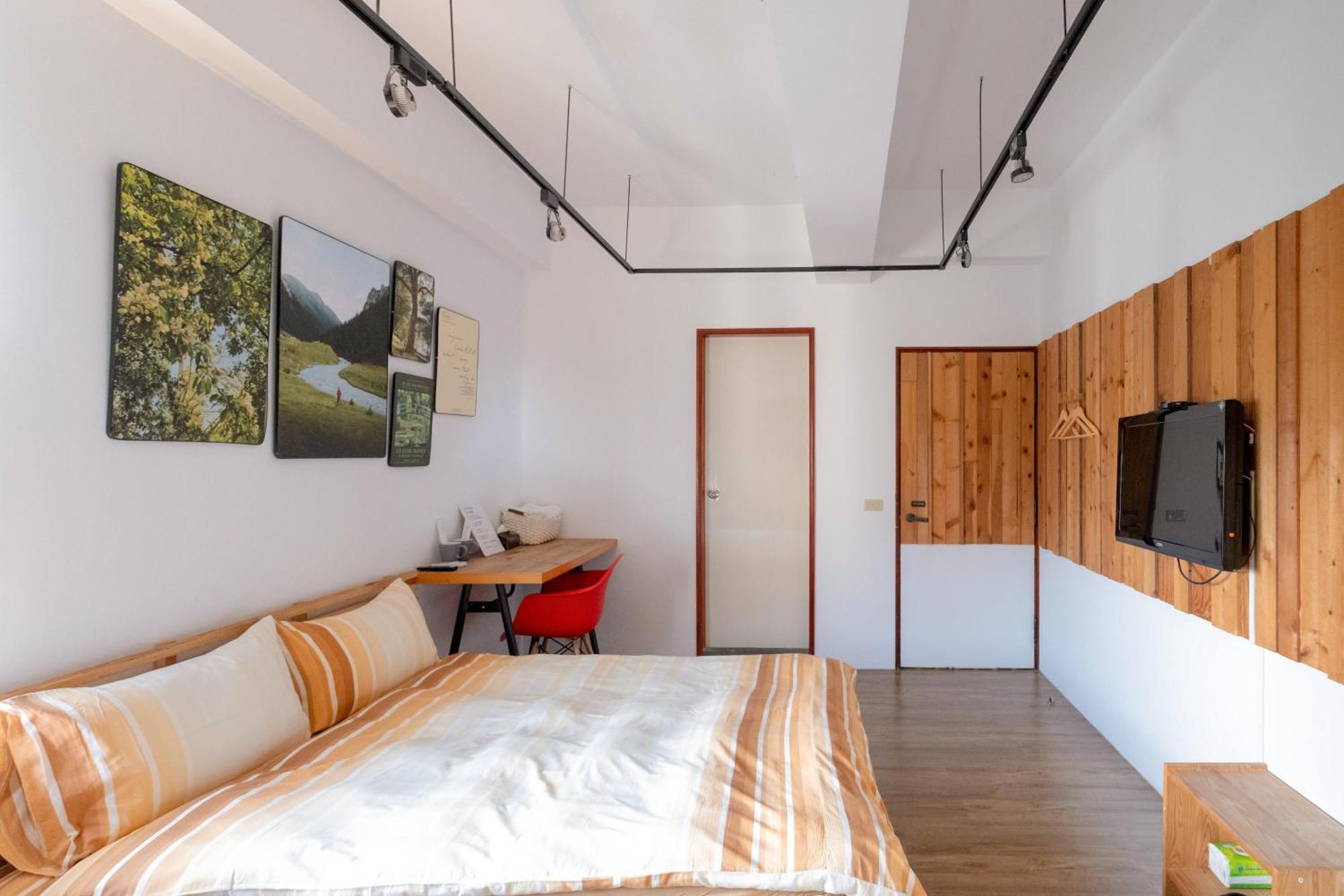 Re+Wood Guesthouse Тайнань Екстер'єр фото